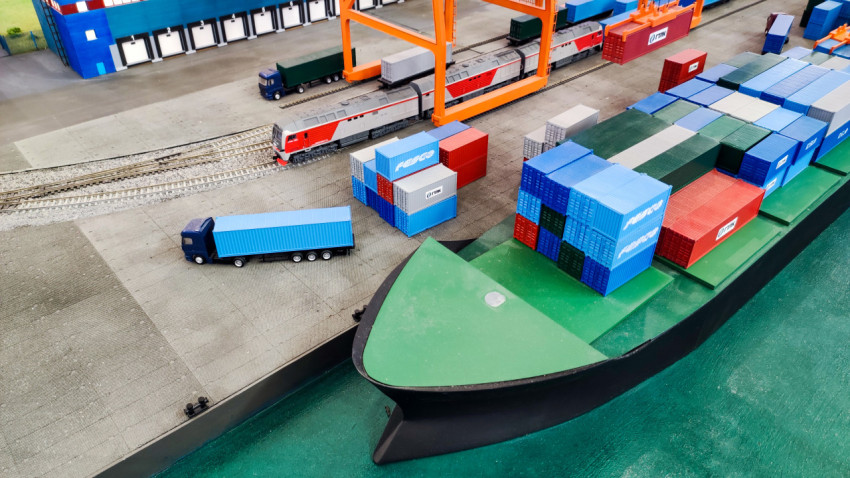 Макет контейнерного терминала с грузовым поездом и морским судном