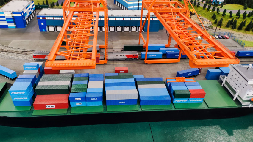 Макет перегрузочного узла с портальными кранами и контейнеровозом