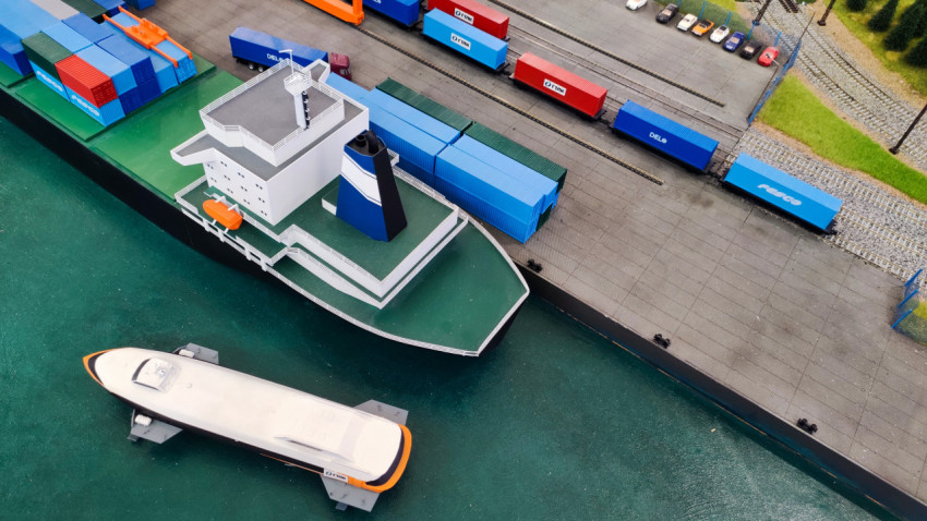 Макет причальной зоны с кораблём и контейнерными платформами