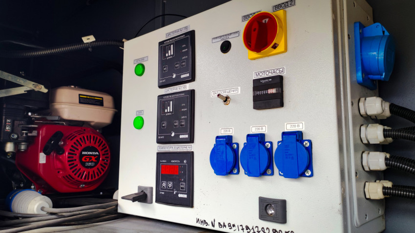 Электрощит и панель управления спецавтомобиля МЧС с силовыми разъёмами