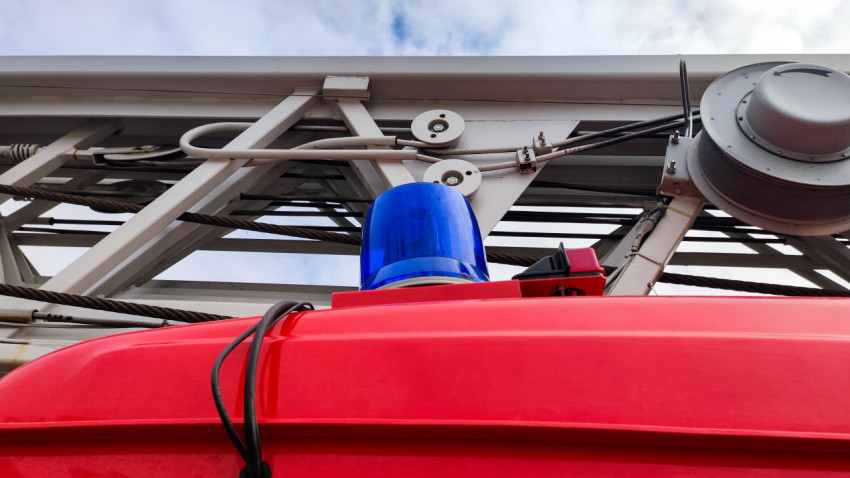 Синий проблесковый маяк пожарной автолестницы на ВДНХ