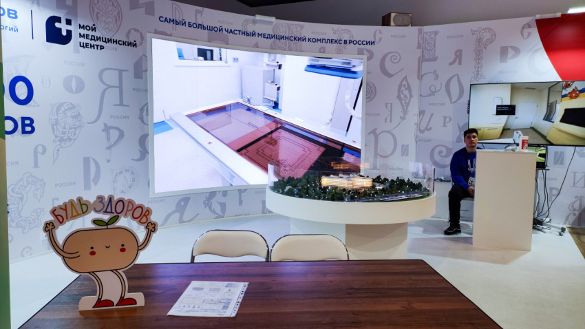 Информационный стенд частного медицинского комплекса с макетом и видеопанелью