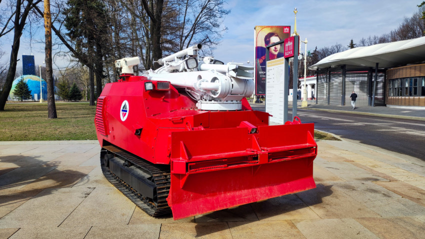Гусеничный пожарный робот на площадке у входа ВДНХ