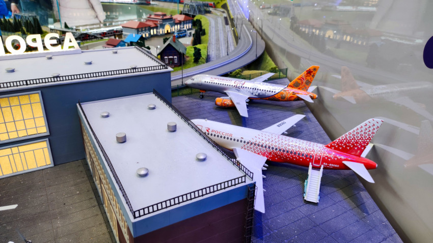 Макет аэропорта с моделями самолётов «Аэрофлот» и «Россия»