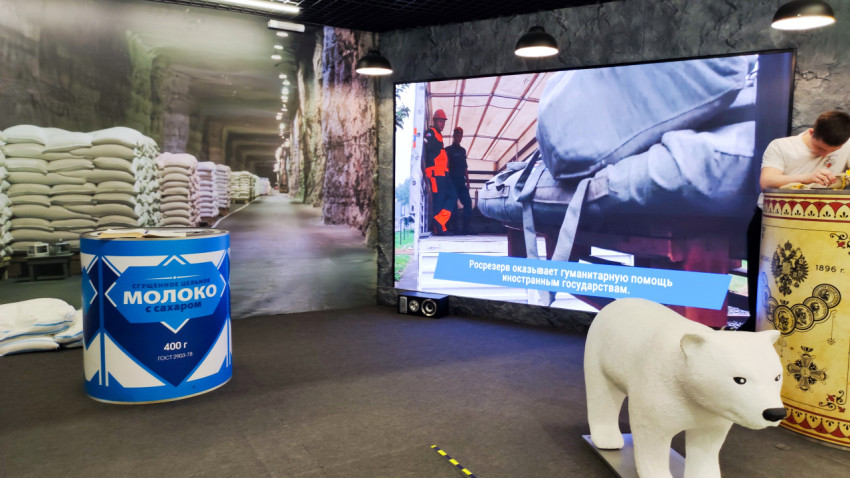 Экспозиция с крупной банкой сгущённого молока и полярным медведем на выставке