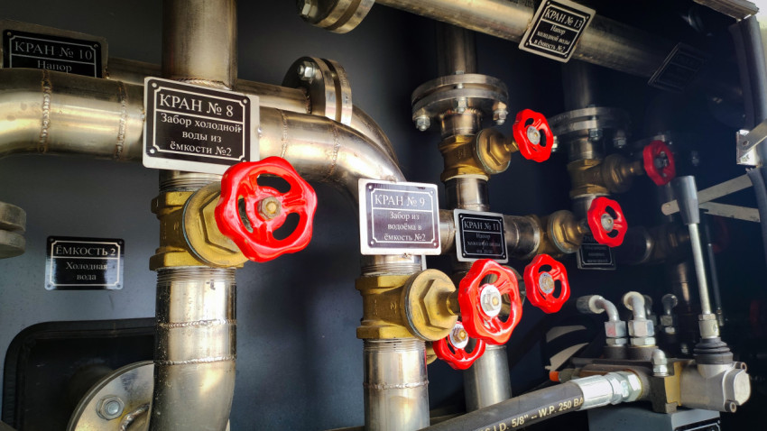 Узел холодной воды с кранами №8, №9, №11 и №13 в отсеке спецавтомобиля МЧС