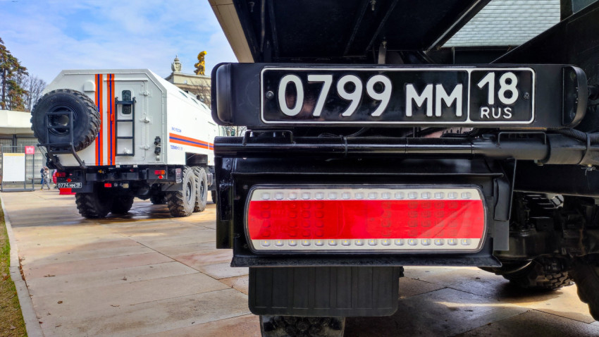 Задняя часть пожарной машины на выставочной площадке ВДНХ