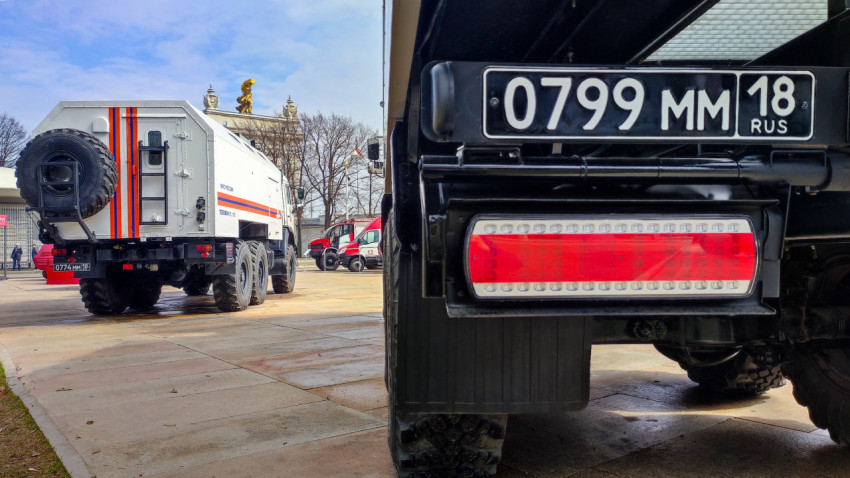 Пожарная техника МЧС на фоне архитектуры ВДНХ