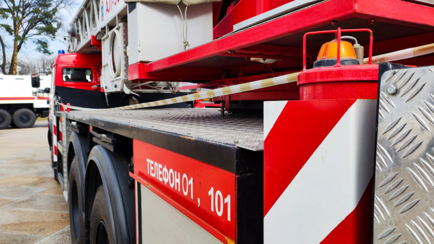 Боковая часть пожарной автолестницы АЛ-50 с элементами платформы