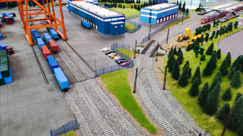 Макет портово-железнодорожного узла с контейнерными платформами