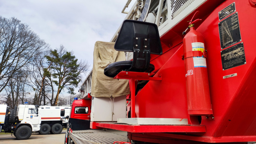 Рабочая зона пожарной автолестницы с оборудованием и сиденьем оператора