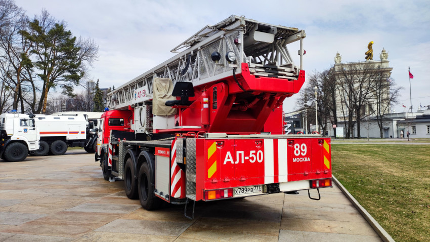 Пожарная автолестница АЛ-50 на фоне павильона ВДНХ