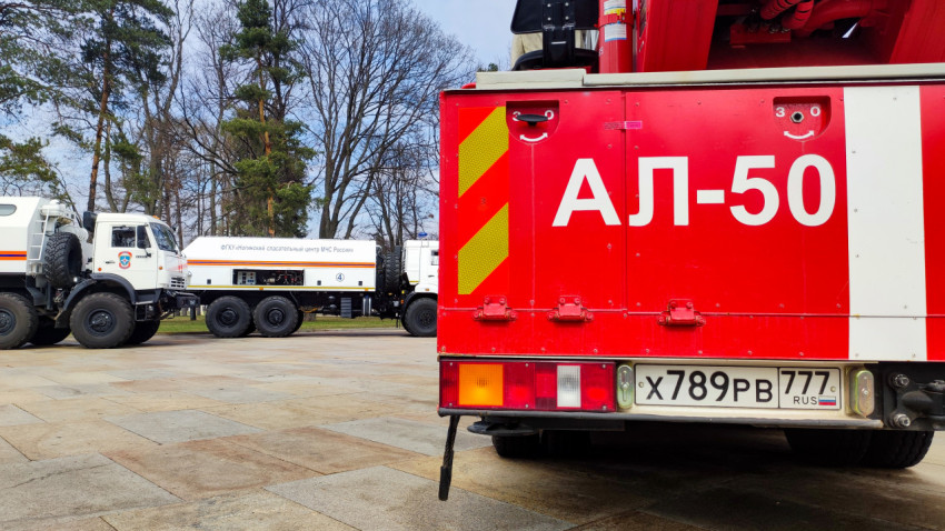 Задняя часть пожарной автолестницы АЛ-50 на выставке ВДНХ