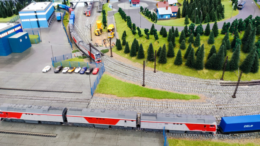 Макет железнодорожного узла с контейнерными платформами и техникой