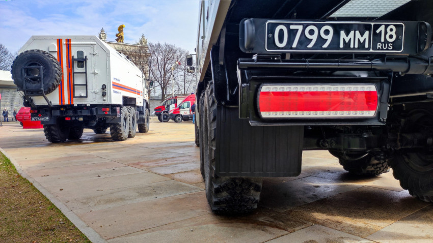 Пожарный автомобиль МЧС в экспозиции на ВДНХ