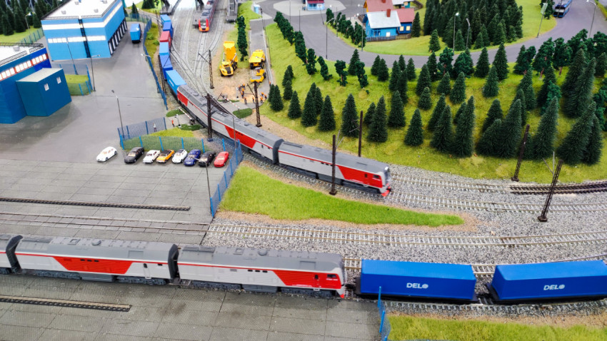 Макет железнодорожной линии с грузовым составом и лесным массивом