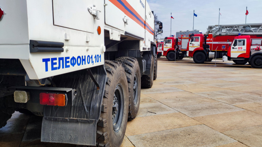 Спецавтомобиль МЧС России и пожарные машины на ВДНХ