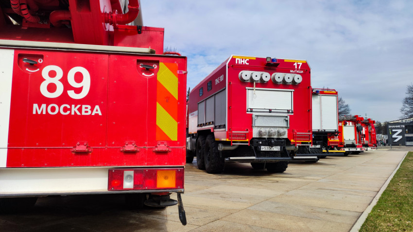 Ряд пожарных автомобилей на выставке МЧС России