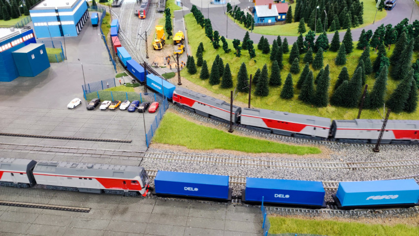 Макет грузового железнодорожного состава на повороте железнодорожной линии