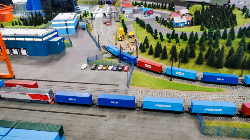 Макет грузового транспортного узла с контейнерным поездом и складскими зданиями
