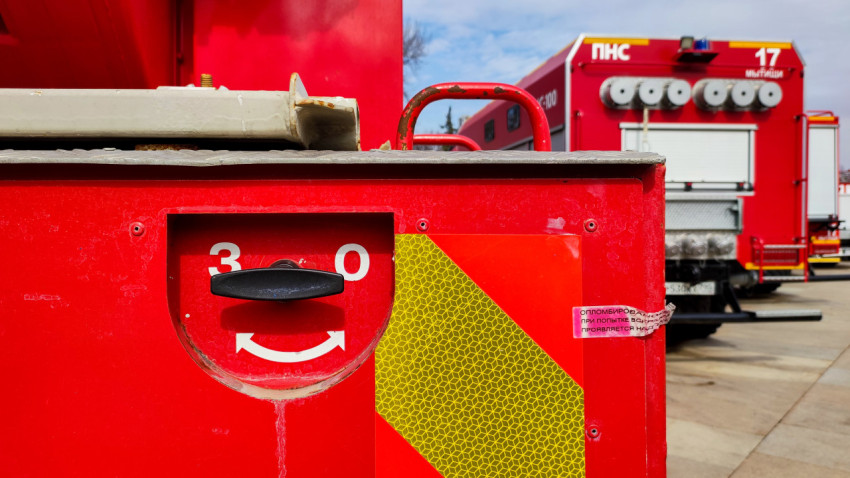 Элемент управления автолестницы на фоне пожарной техники ПНС