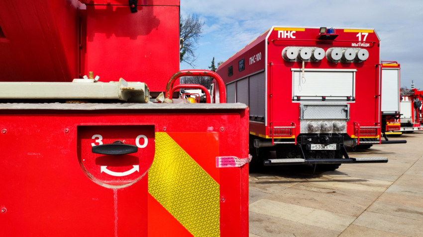 Рычаг управления автолестницы и пожарный автомобиль ПНС на фоне