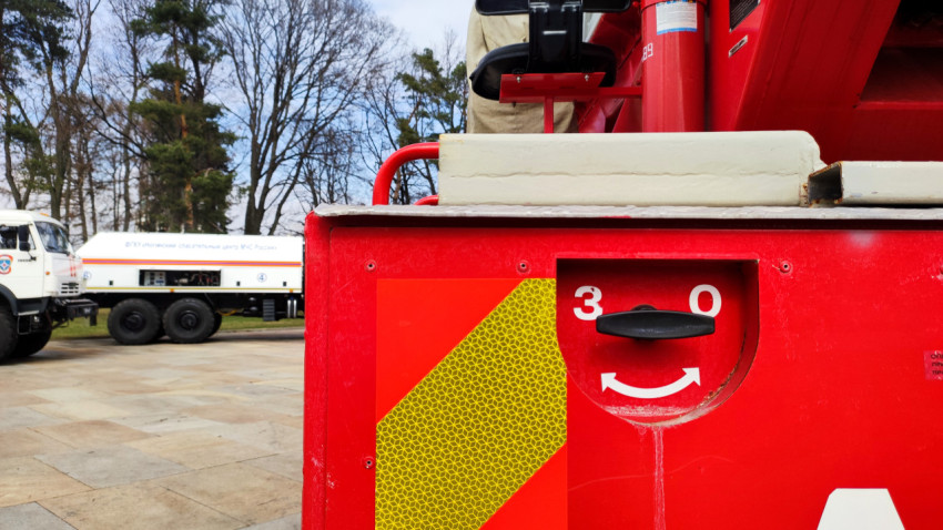 Рычаг автолестницы АЛ-50 и техника спасательного центра МЧС