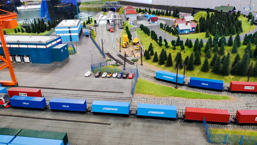 Макет железнодорожной линии с грузовым поездом и логистической зоной