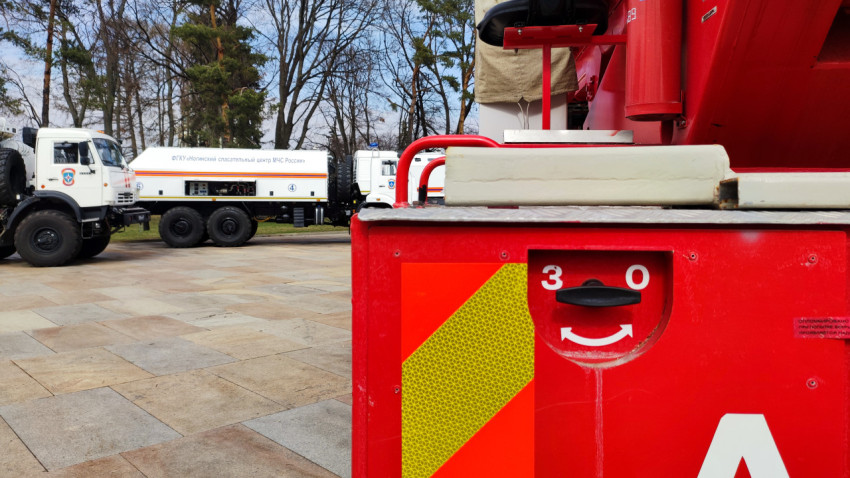 Фрагмент автолестницы АЛ-50 на фоне техники МЧС России