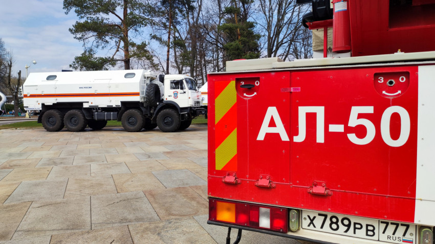 Задняя часть пожарной автолестницы АЛ-50 и спасательная техника МЧС