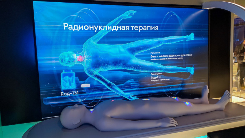 Стенд по радионуклидной терапии в экспозиции ядерной медицины
