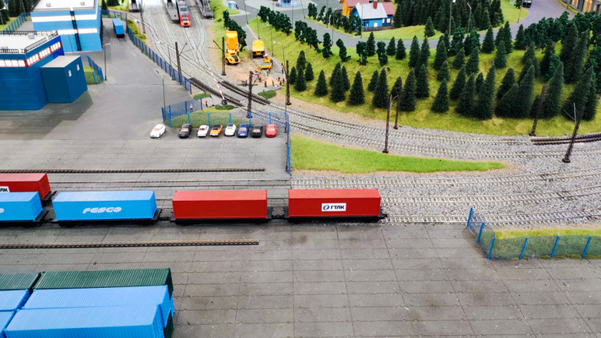 Макет железнодорожной развязки с контейнерным поездом и парковкой