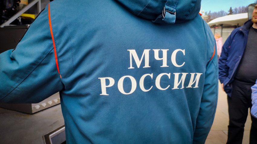 Спина сотрудника МЧС России с надписью ведомства на улице ВДНХ