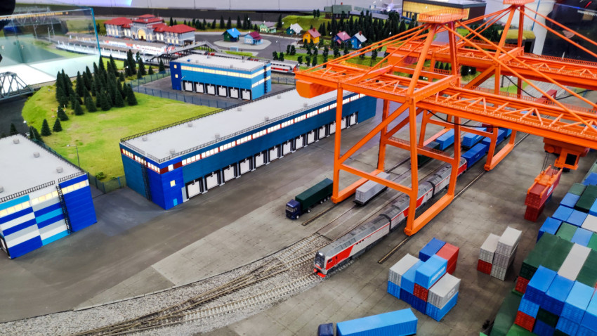 Макет контейнерного терминала с железнодорожной линией и портальными кранами