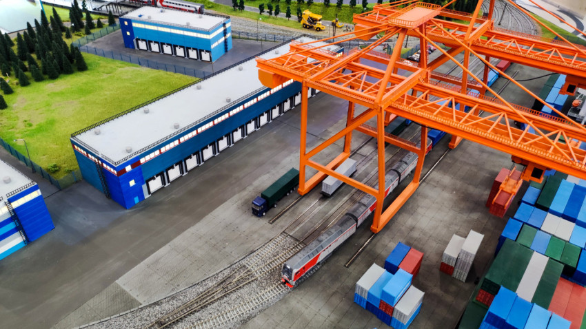 Портальный кран над железнодорожной веткой в демонстрационном макете терминала