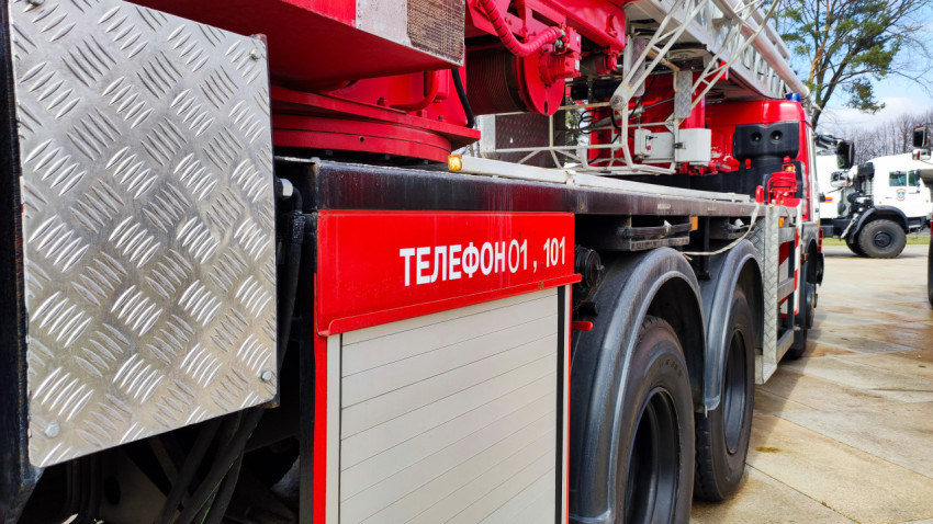 Боковая часть автолестницы АЛ-50 с сервисными отсеками