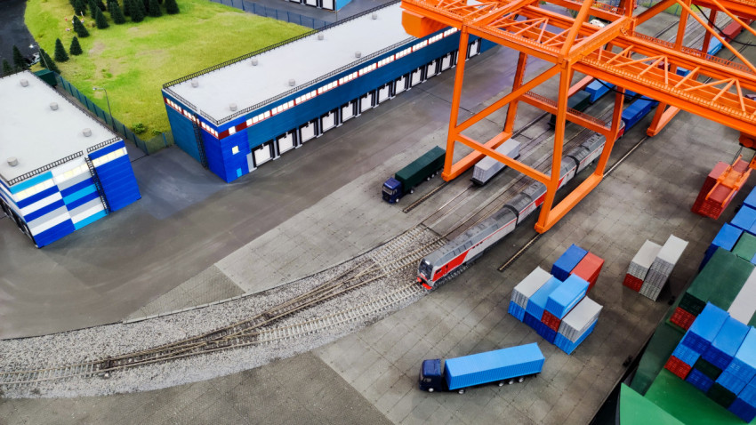 Макет контейнерного склада с железнодорожным подъездным путём и грузовым транспортом