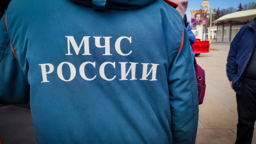 Форменная куртка МЧС России с надписью ведомства на выставочной площадке