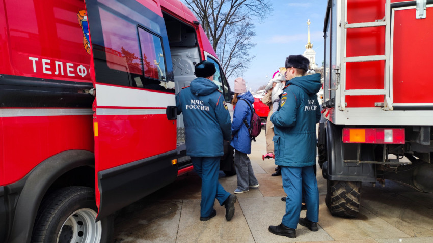 Сотрудники МЧС России у пожарных автомобилей на выставке ВДНХ