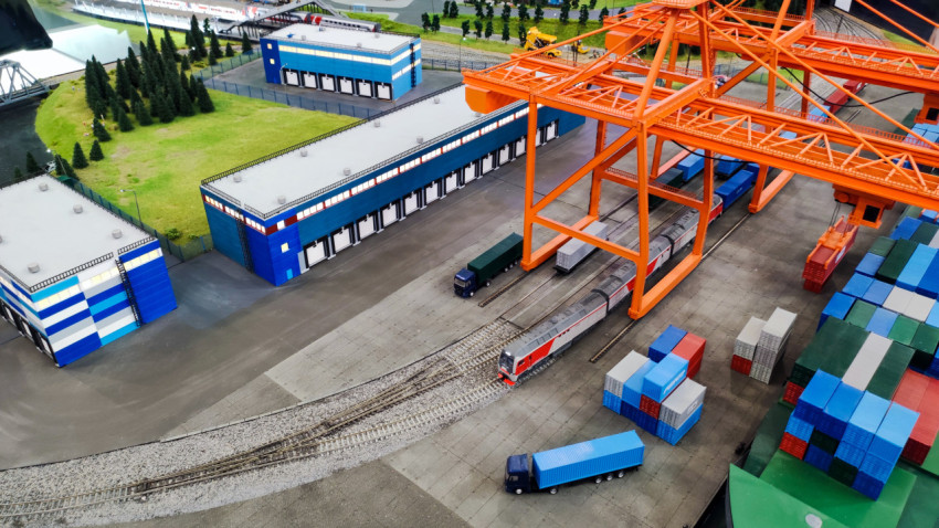 Макет логистического комплекса с контейнерами, локомотивом и складскими зданиями