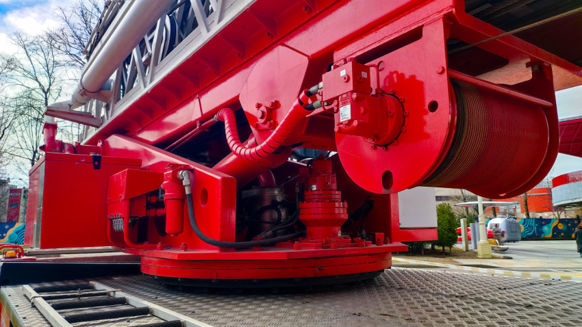 Лебёдка и поворотный механизм пожарной автолестницы АЛ-50