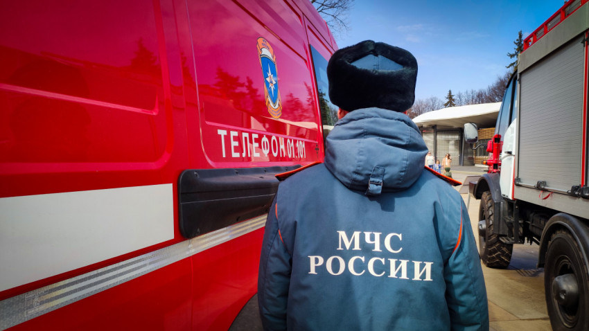 Спина сотрудника МЧС России рядом с пожарным автомобилем на территории ВДНХ