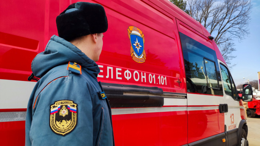 Сотрудник МЧС России у пожарного автомобиля на выставке спецтехники