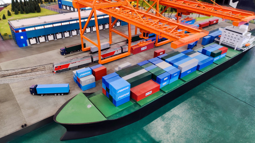 Макет контейнерного порта с грузовым судном и железнодорожной веткой