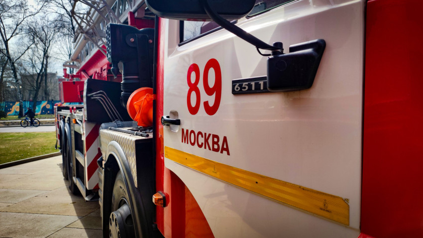 Боковой вид пожарной автолестницы КамАЗ с номером 89 на выставке МЧС