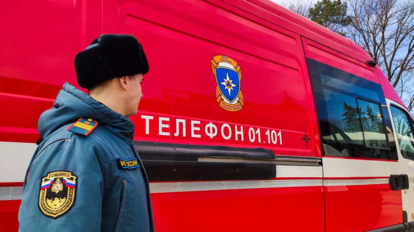 Сотрудник МЧС России у пожарного фургона с номером экстренной службы 01, 101