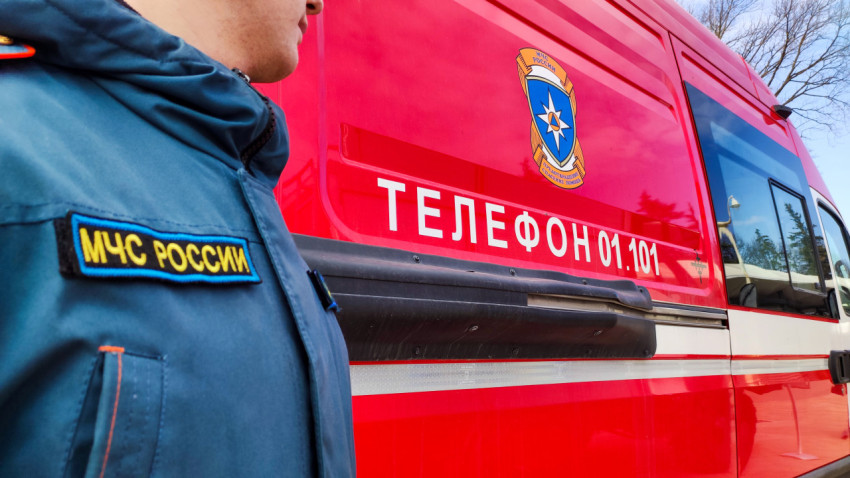 Сотрудник МЧС России рядом с пожарным автомобилем на выставке ВДНХ