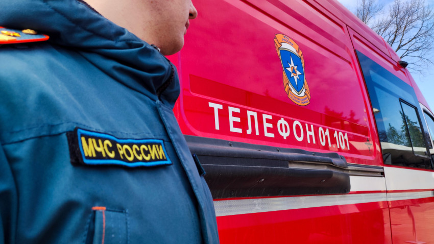 Форменная куртка МЧС России возле пожарного фургона с номером службы 01, 101