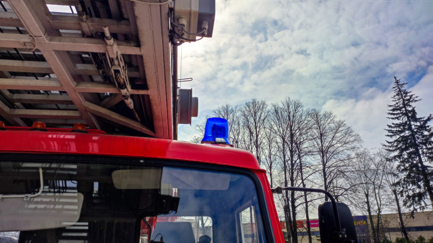 Пожарная автолестница с синим проблесковым маячком на выставке МЧС