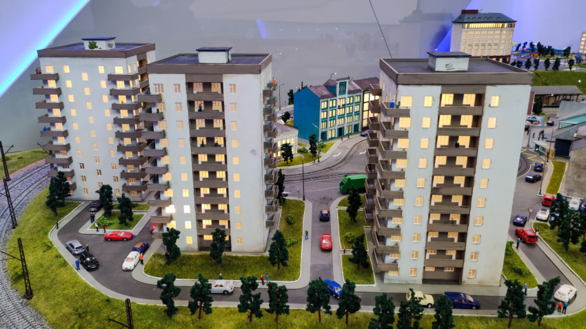 Макет трёх жилых домов и транспортных линий в городском окружении